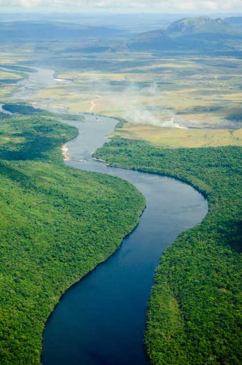 河流图片-流入委内瑞拉地平线的河流素材-高清图片-摄影照片-寻图免费